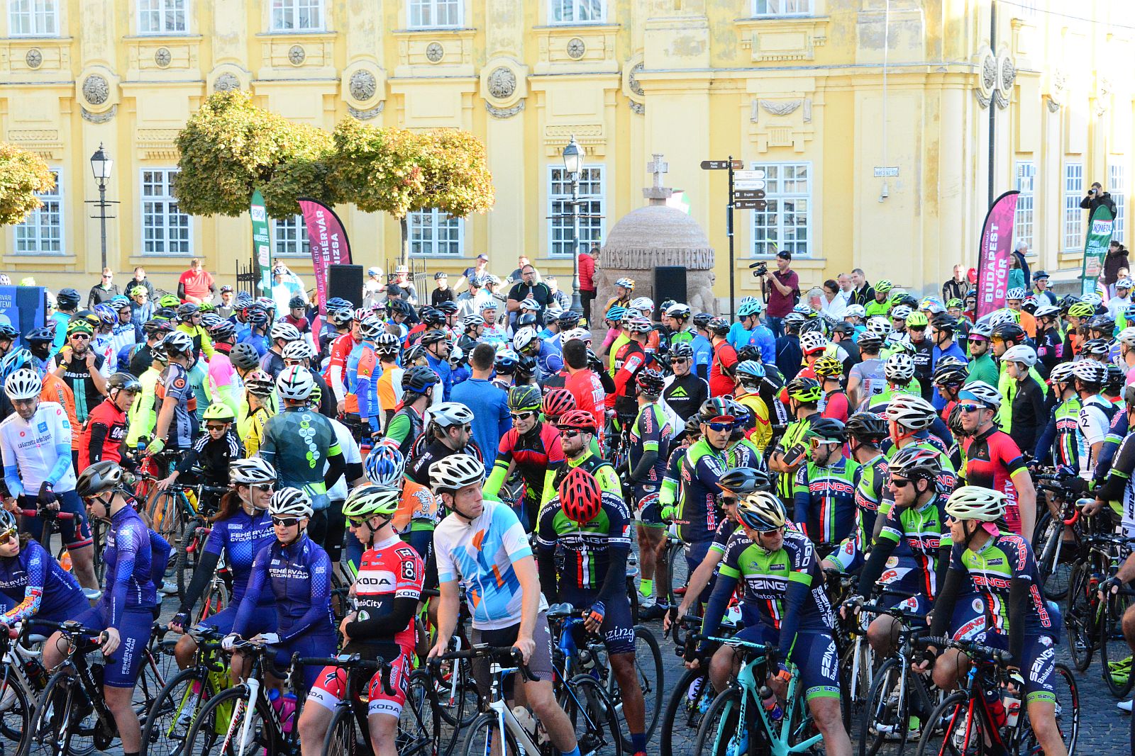Ivan Basso vezetésével indultak biciklisek Fehérvár főteréről